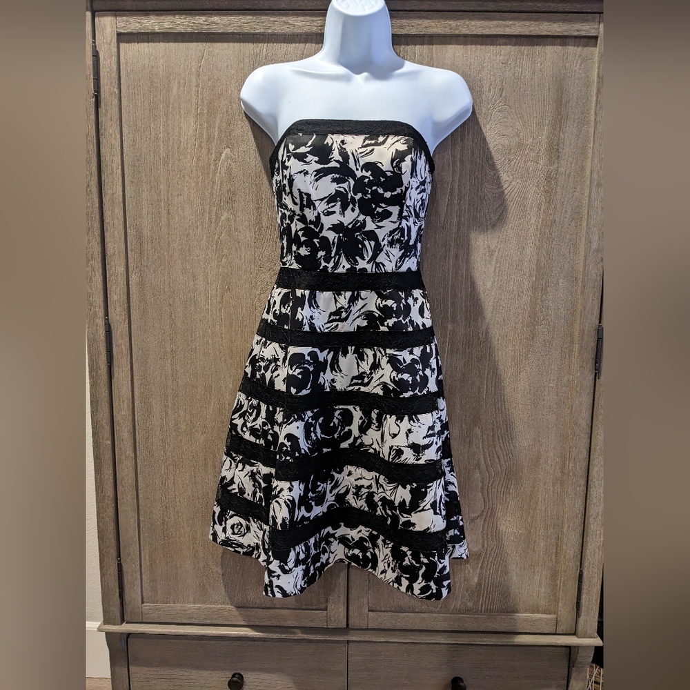 White House Black Market floral and lace strapless dress - 00